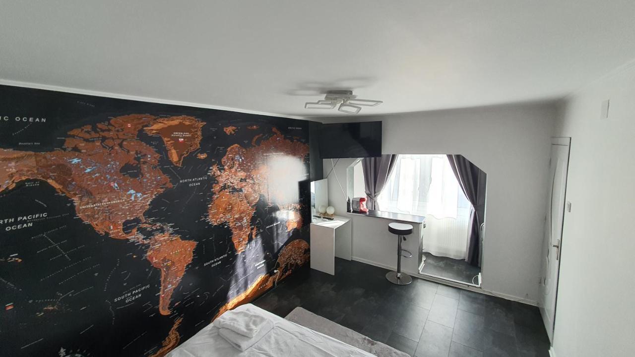 Studio Six Continents Petrosani Exterior photo